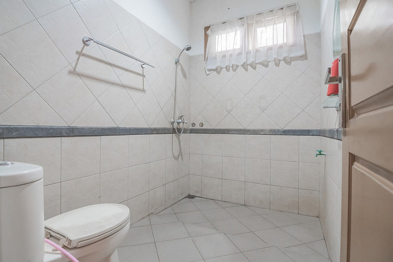 Bathroom 4, RedDoorz Plus @ Lodaya Gunung Geulis Puncak, Bogor