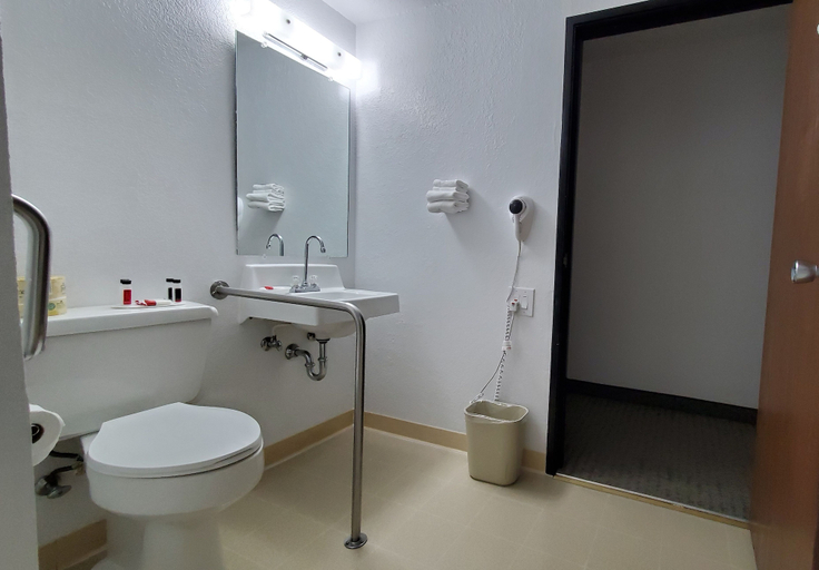 Bathroom 4, Super 8 by Wyndham Cut Bank, Glacier
