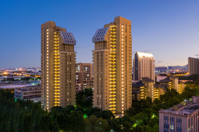 Exterior & Views 16