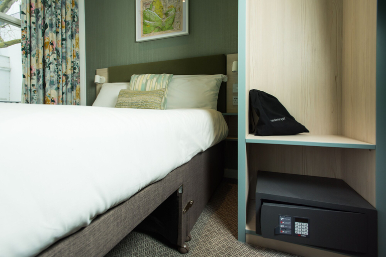 Bedroom 4, Caring Hotel, London