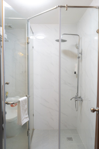 Bathroom 5, Moon Hotel, Cầu Giấy