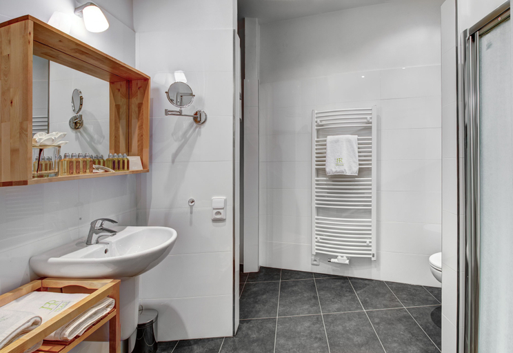 Bathroom 5, 4 Arts Apartments by Adrez Living, Praha 1