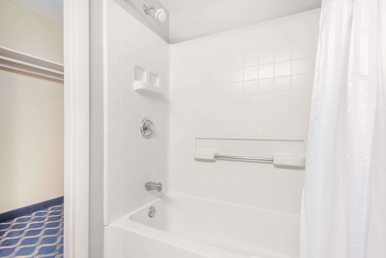 Bathroom 4, Aderi Hotel Niantic, New London