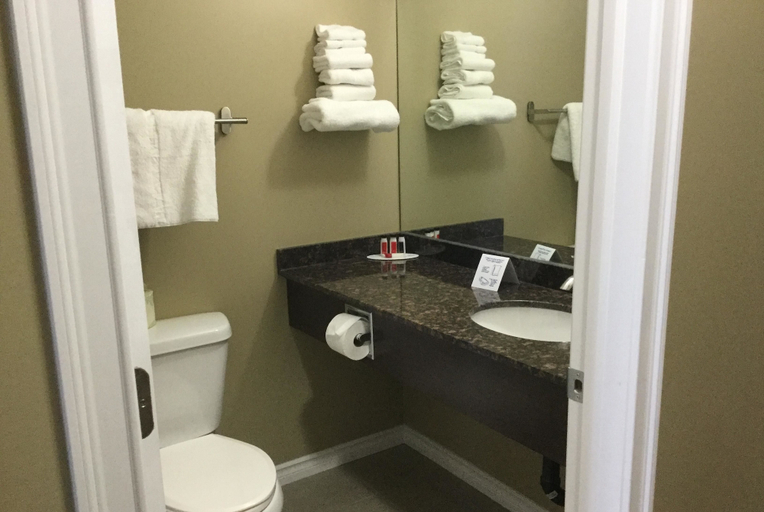 Bathroom 5, Super 8 by Wyndham Hardisty, Division No. 7
