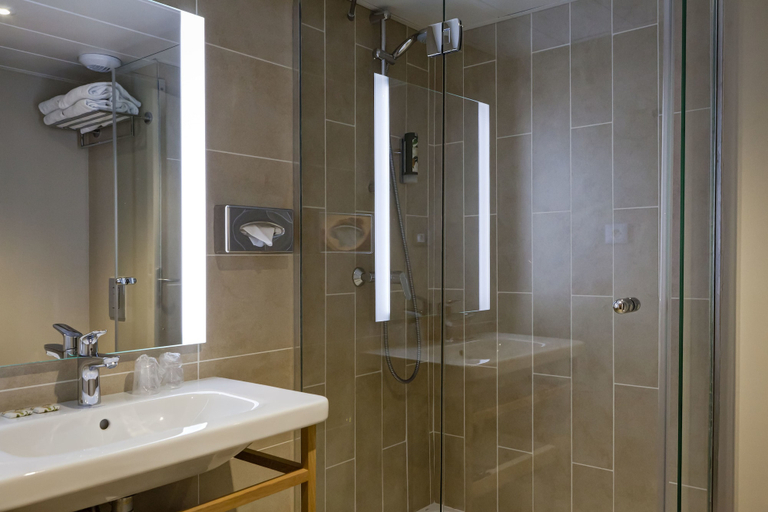 Bathroom 5, Hôtel des Remparts Lyon Perrache, Rhône