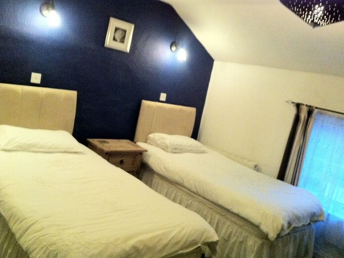 Bedroom 4, The George Hotel, Gloucestershire