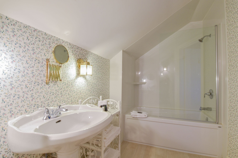 Bathroom 4, The Waring House, Prince Edward