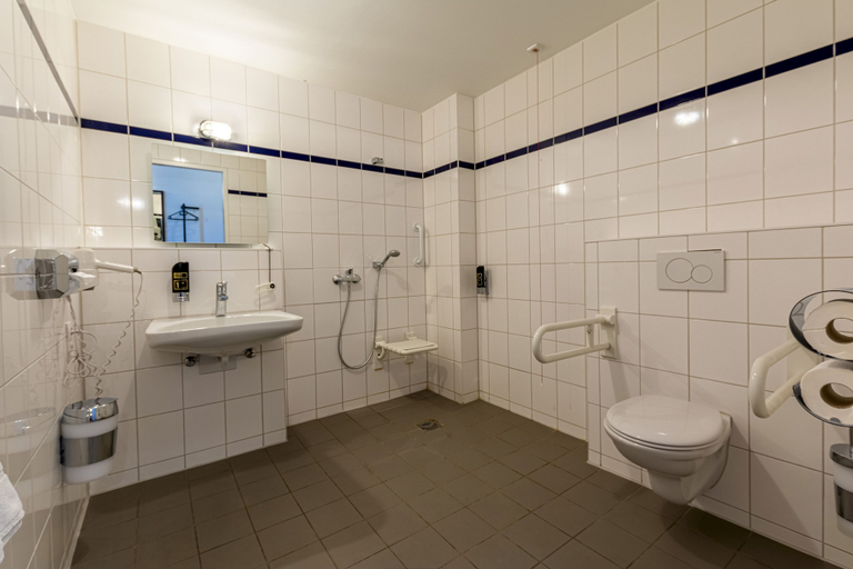 Bathroom 5, a&o München Laim - Hostel, München