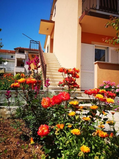 Exterior & Views 2, Naomi's Sunshine, Cres