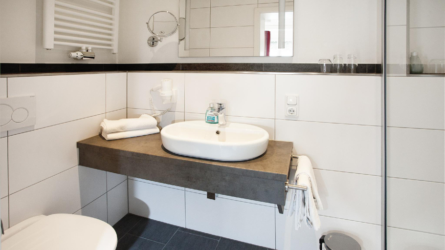 Bathroom 5, Hotel Zur Post Trier, Trier