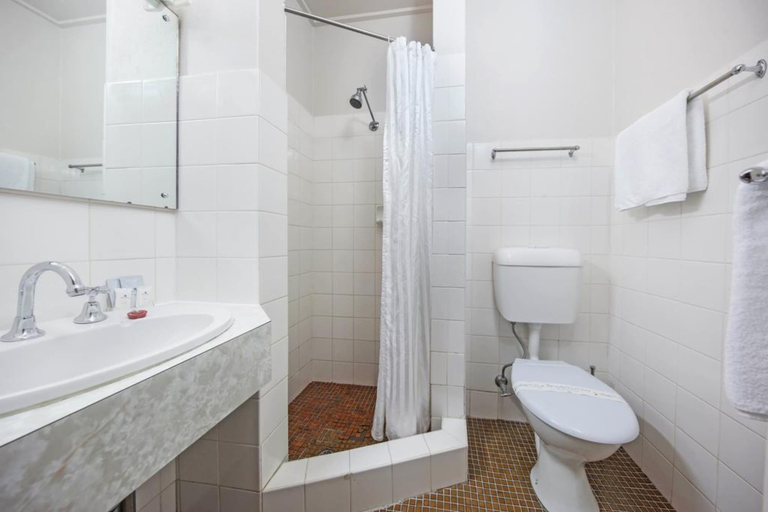 Bathroom 3, Belconnen Way Hotel Motel and Serviced Apartments, Canberra
