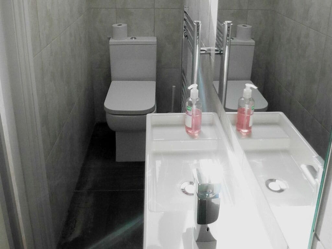 Bathroom 5, Kew Studios and Rooms, London