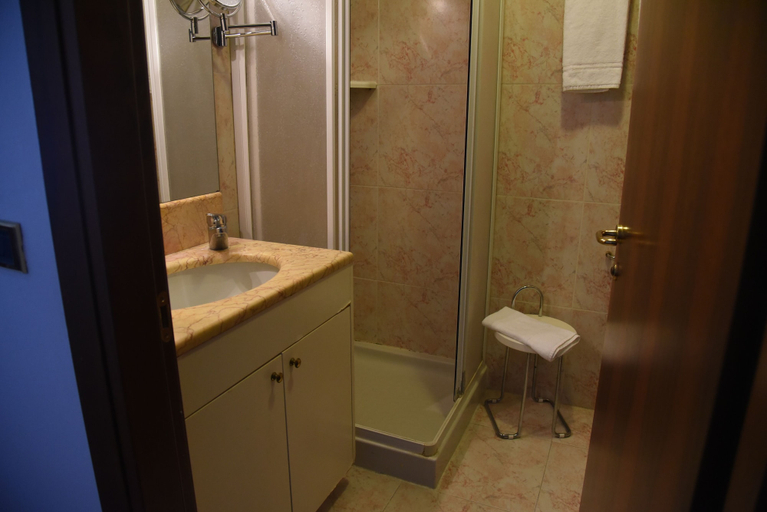 Bathroom 5, Hotel Duca d'Aosta, Treviso