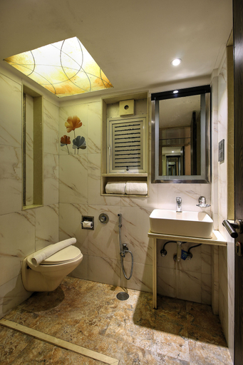 Bathroom 4, Hotel Mumbai House Juhu, Mumbai Suburban