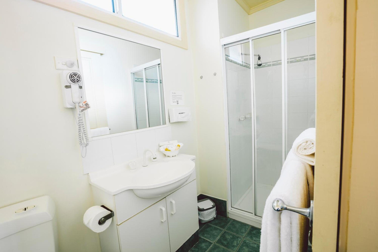 Bathroom 3, Boulevard Motel, Stanthorpe