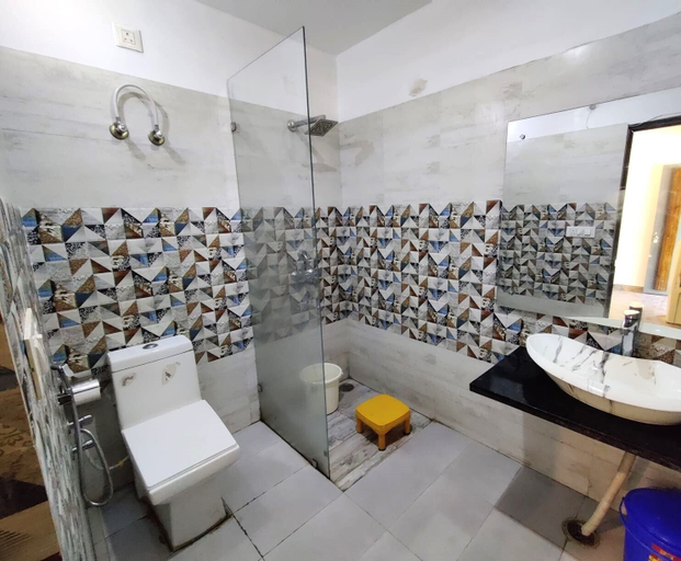Bathroom 4, Camp Brook, Garhwal