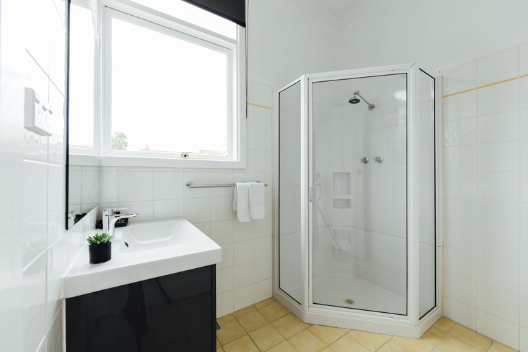 Bathroom 5, The Royal Daylesford Hotel, Hepburn - East
