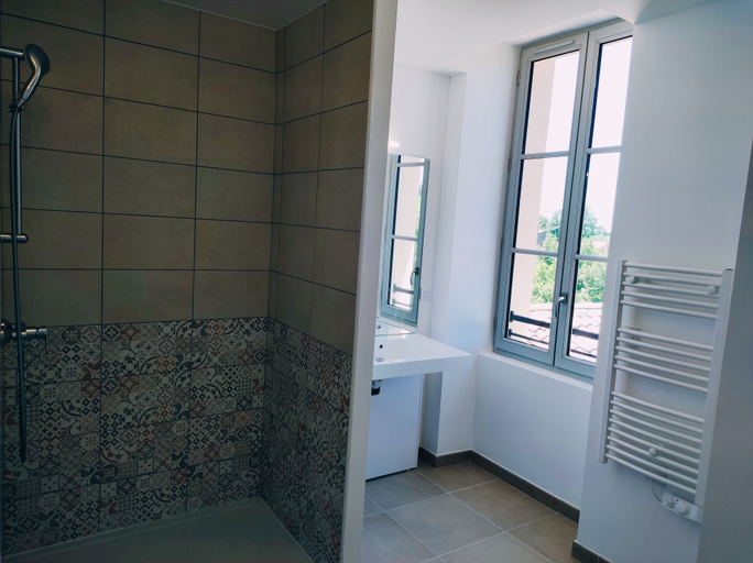 Bathroom 5, PREMIERE PIERRE, Gironde