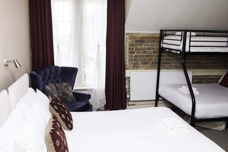 Bedroom 2, The Castle Inn Hotel, West Sussex