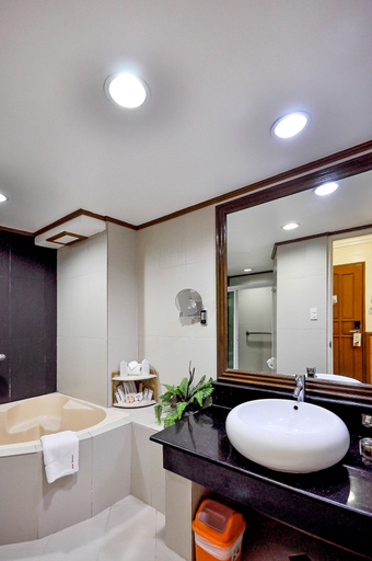 Bathroom 4, Red Coconut Beach Hotel, Malay