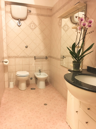 Bathroom 5, Il Tesoro, Roma