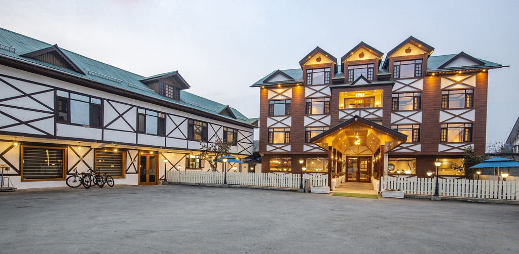 Exterior & Views