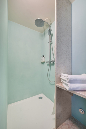 Bathroom 3, Cais Urban Lodge, Lisbon