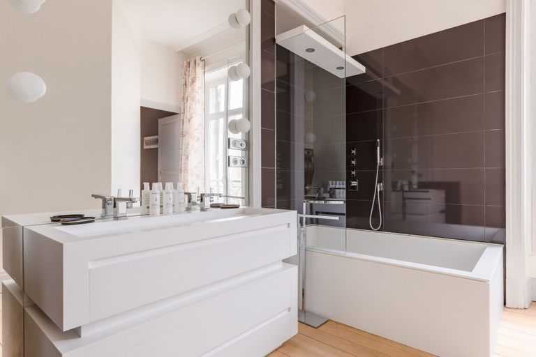 Bathroom 5, Les Argentiers, Haute-Vienne