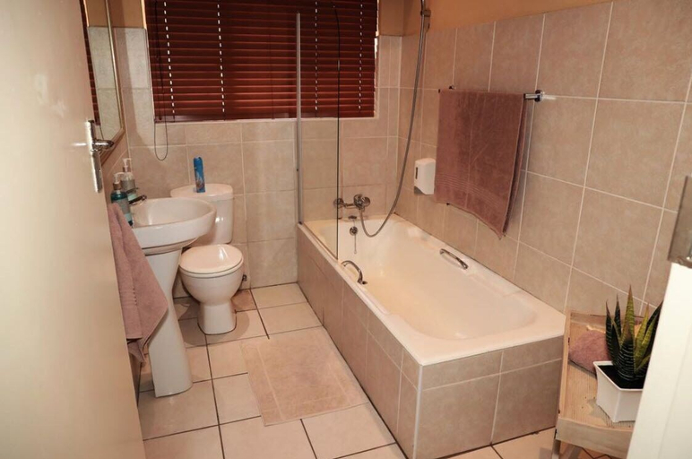 Bathroom 4, Big 5 Guest House, Ekurhuleni