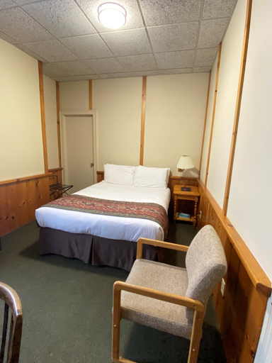 Bedroom 3, Hotel Bedford, Huron