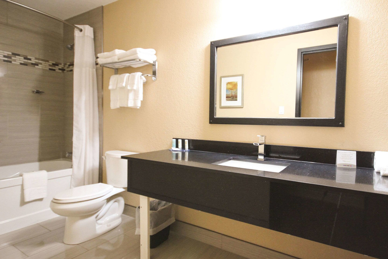 Bathroom 4, Quality Inn, Muskoka