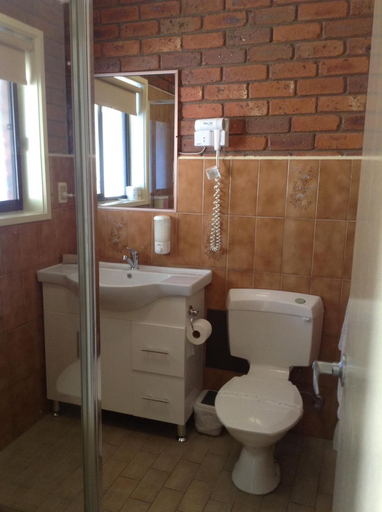 Bathroom 3, Melton Motor Inn & Apartments, Melton Bal