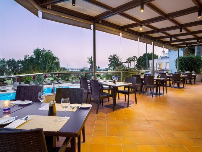 Food & Drinks 5, The Tower at St Raphael Resort