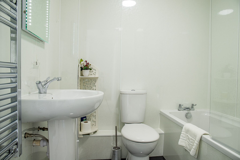 Bathroom 4, Millburn Apartment, Highland