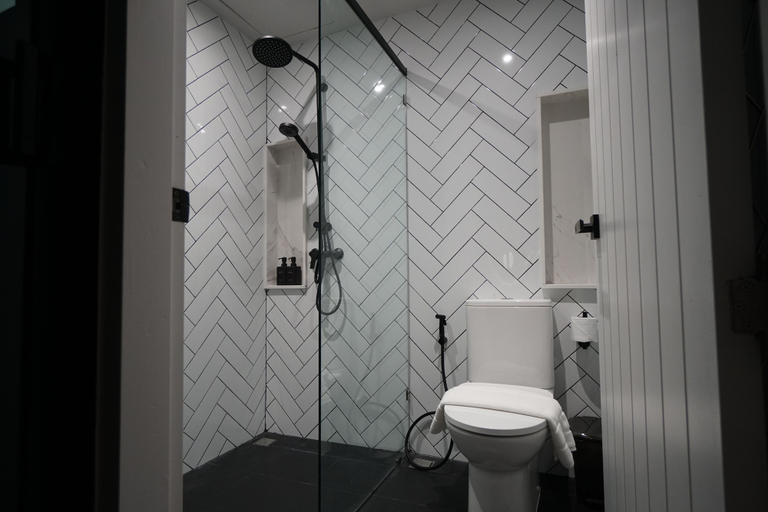 Bathroom 4, Blumonkey Hub & Hotel Chanthaburi, Muang Chanthaburi