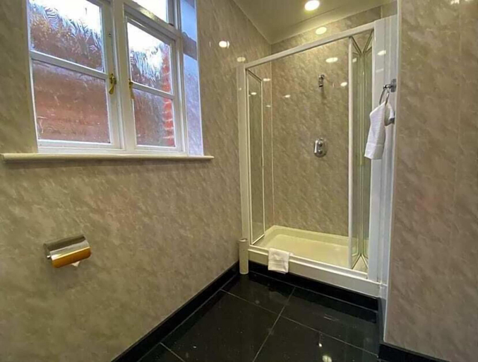 Bathroom 3, Baylis Park Hotel, Slough