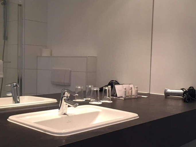 Bathroom 5, Hotel Das Goldene Lamm, Ostalbkreis