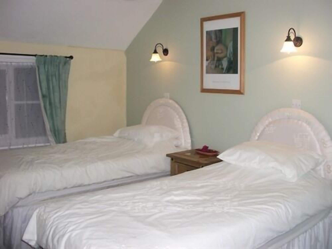 Bedroom 2, The George Hotel, Gloucestershire