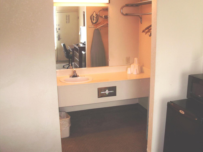 Bathroom 4, Trade Winds Central Inn, Tulsa