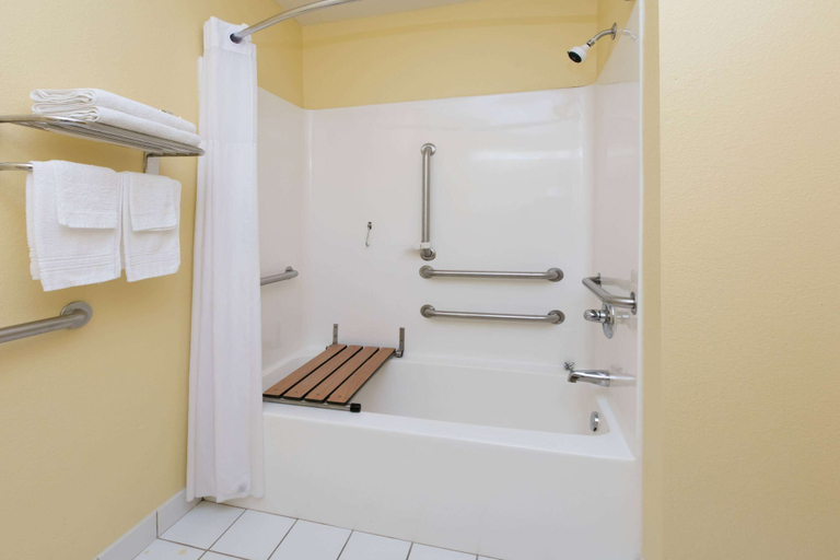 Bathroom 3, Days Inn & Suites by Wyndham Pryor, Mayes