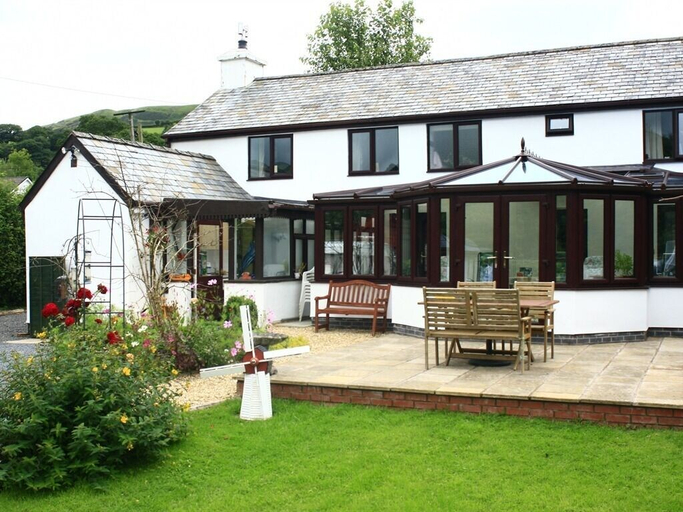 Exterior & Views, The Old School House, Powys