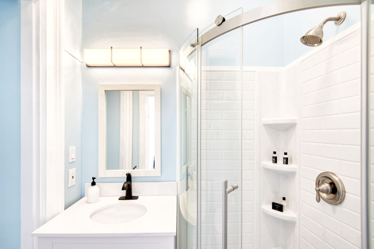 Bathroom 4, Hudson Mariner, Columbia