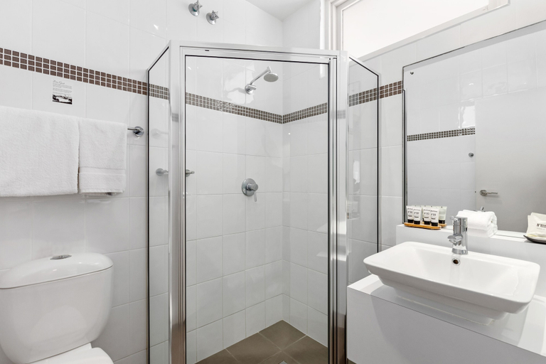 Bathroom 4, The Commodore, Mount Gambier