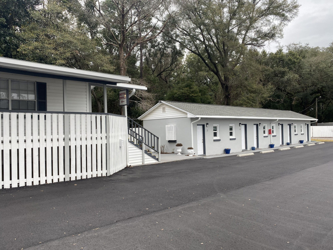 Exterior & Views 5, American Inn, Escambia