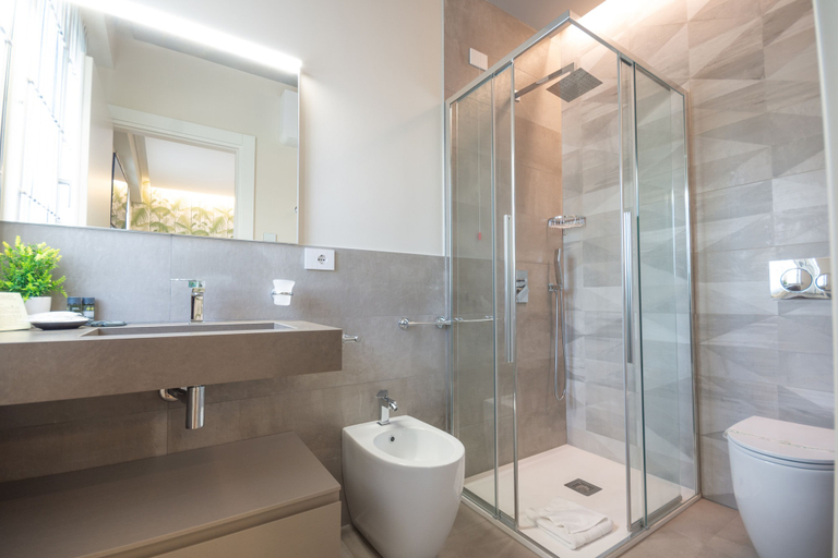 Bathroom 5, Truly Verona, Verona