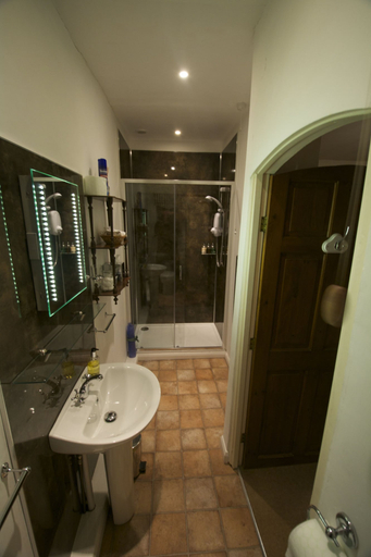 Bathroom 4, Lea House Bed and Breakfast, Herefordshire