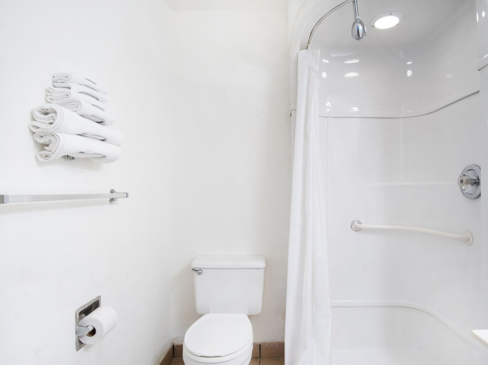 Bathroom 4, Budgetlodge, Oklahoma