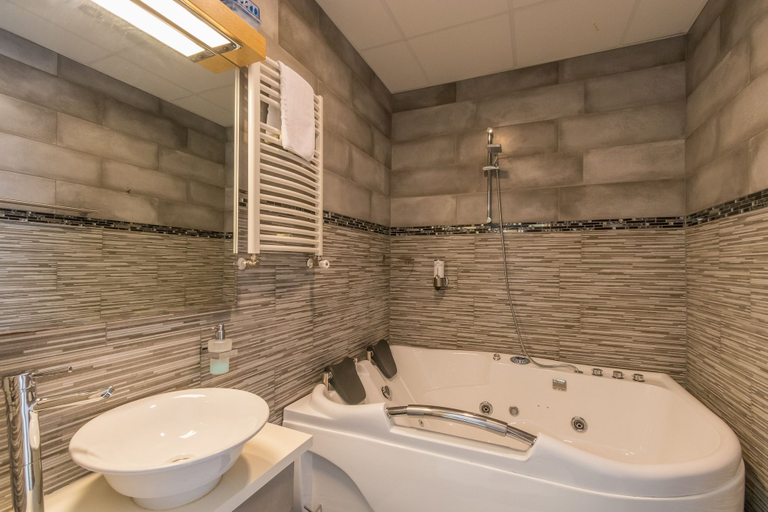 Bathroom 4, Hotel Port, Rotterdam