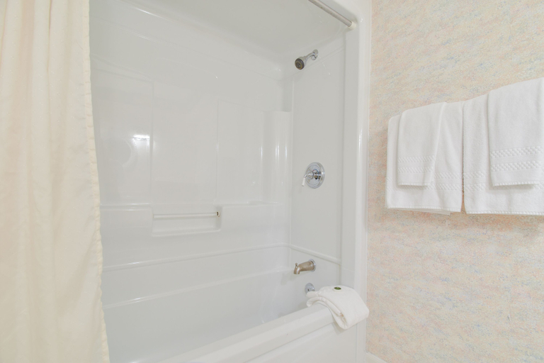 Bathroom 4, The Waring House, Prince Edward