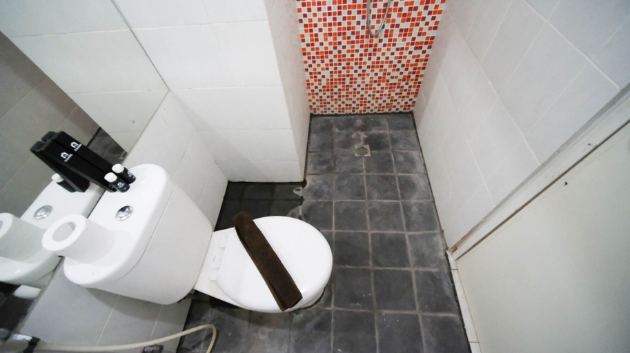 Bathroom 5, Compact and Comfy Studio at Puri Mas Apartment By Travelio, Surabaya
